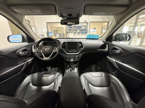 Used 2017 Jeep Cherokee Overland w/ Technology Group AWD/4WD image 23