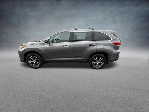 Used 2019 Toyota Highlander LE AWD/4WD image 2