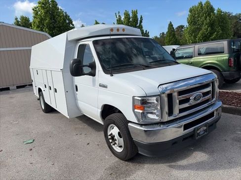 Used 2023 Ford E-450 and Econoline 450 Super Duty w/ Power Windows & Locks Group RWD image 3