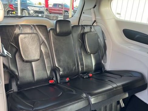 Used 2024 Chrysler Pacifica Touring-L image 37
