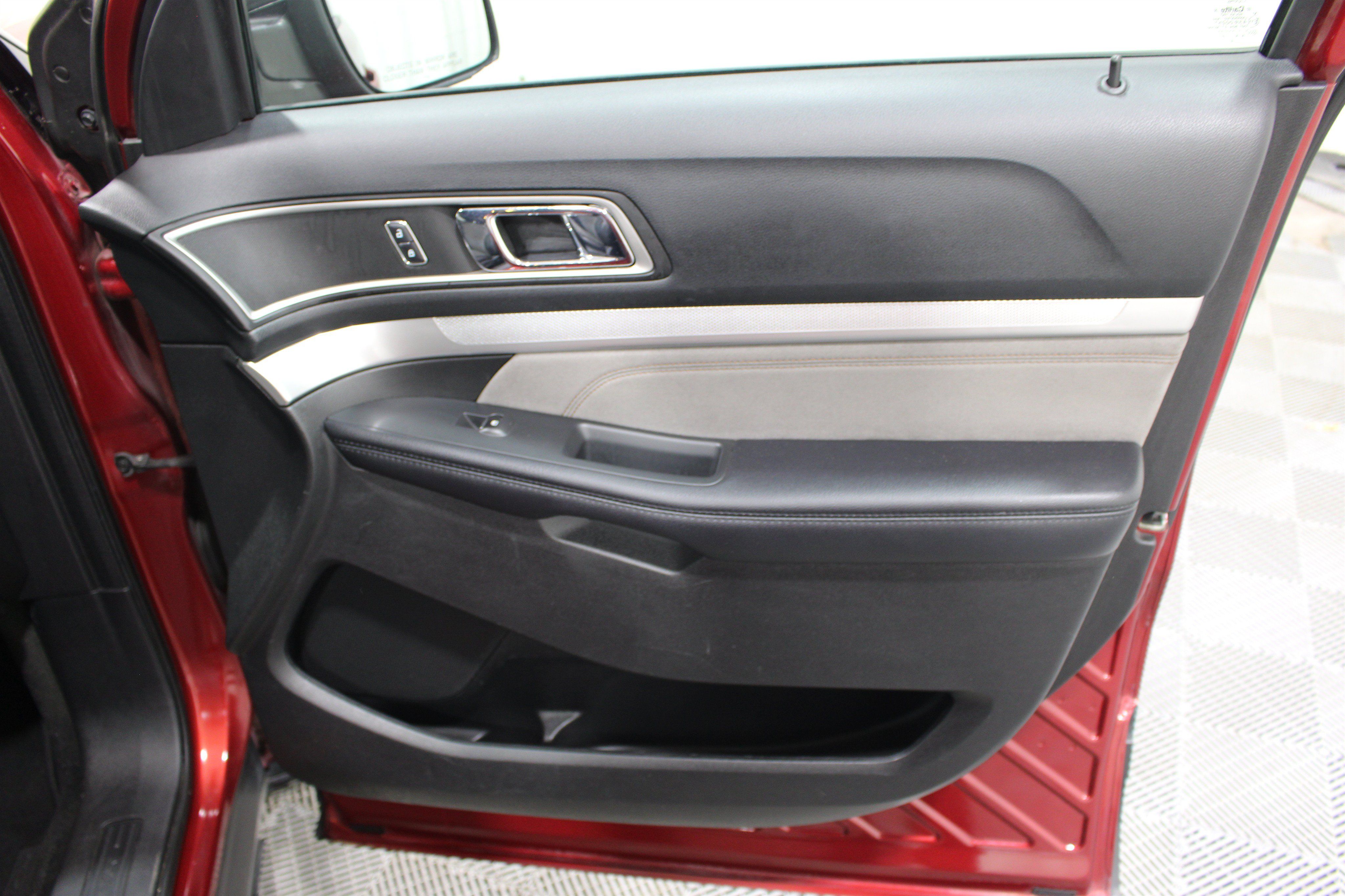 Used 2017 Ford Explorer XLT w/ Equipment Group 202A FWD image 28