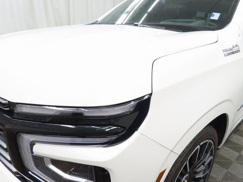 Used 2025 Chevrolet Suburban High Country image 41