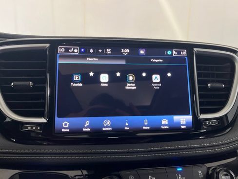 Used 2023 Chrysler Pacifica Limited FWD image 67