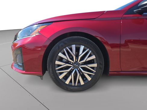 Used 2025 Nissan Altima 2.5 SV FWD image 9