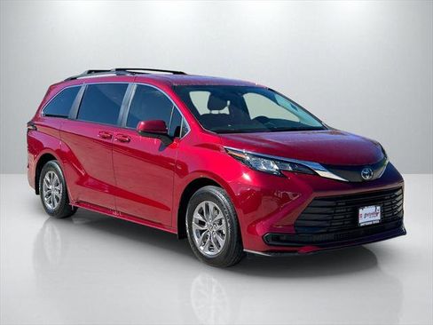 Certified 2023 Toyota Sienna LE image 3
