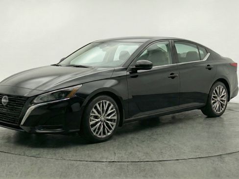 Used 2025 Nissan Altima 2.5 SV FWD image 3