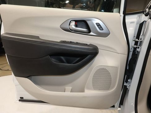 Used 2024 Chrysler Pacifica Touring-L image 18