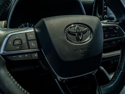 Used 2020 Toyota Highlander XLE FWD image 32