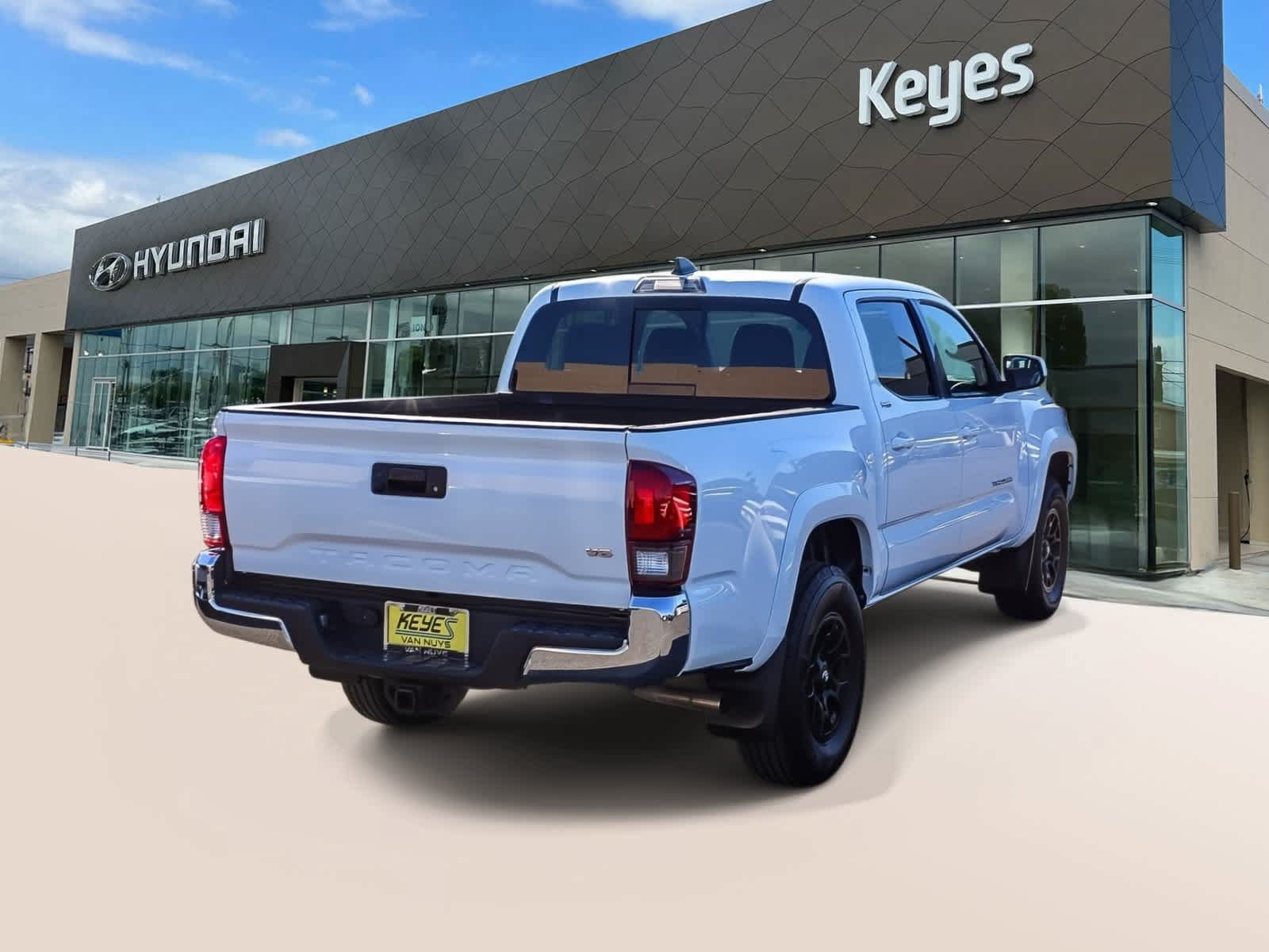 Used 2022 Toyota Tacoma SR5 RWD image 4