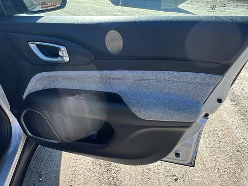 Used 2024 Jeep Compass Latitude image 18