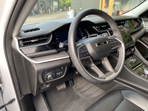 Used 2024 Jeep Grand Cherokee Limited 4xe AWD/4WD image 2