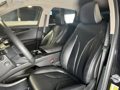 Used 2023 Lincoln Nautilus Standard w/ Premium Package image 3