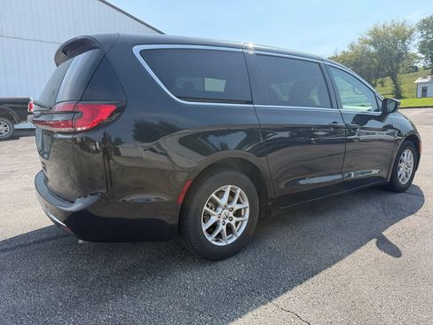 Used 2023 Chrysler Pacifica Touring-L FWD image 3