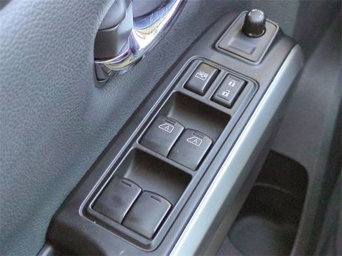 Used 2024 Nissan Titan SV w/ SV Convenience Package image 23