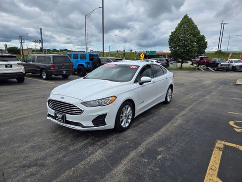 Used 2019 Ford Fusion SE image 3