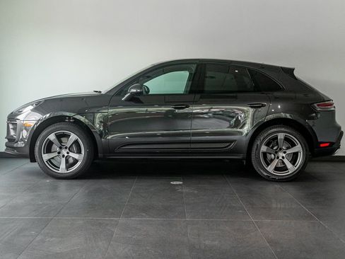 Certified 2025 Porsche Macan AWD/4WD image 2