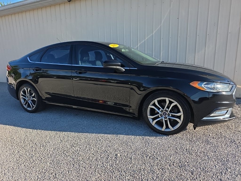 Used 2017 Ford Fusion SE w/ Equipment Group 201A FWD image 2