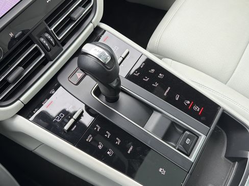 Used 2022 Porsche Macan AWD/4WD image 26