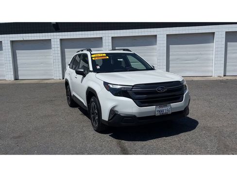 Used 2025 Subaru Forester Premium image 5