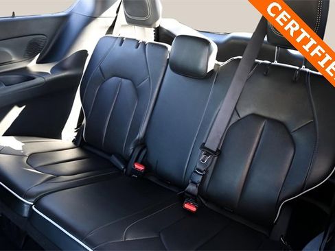 Used 2025 Chrysler Pacifica Limited image 17