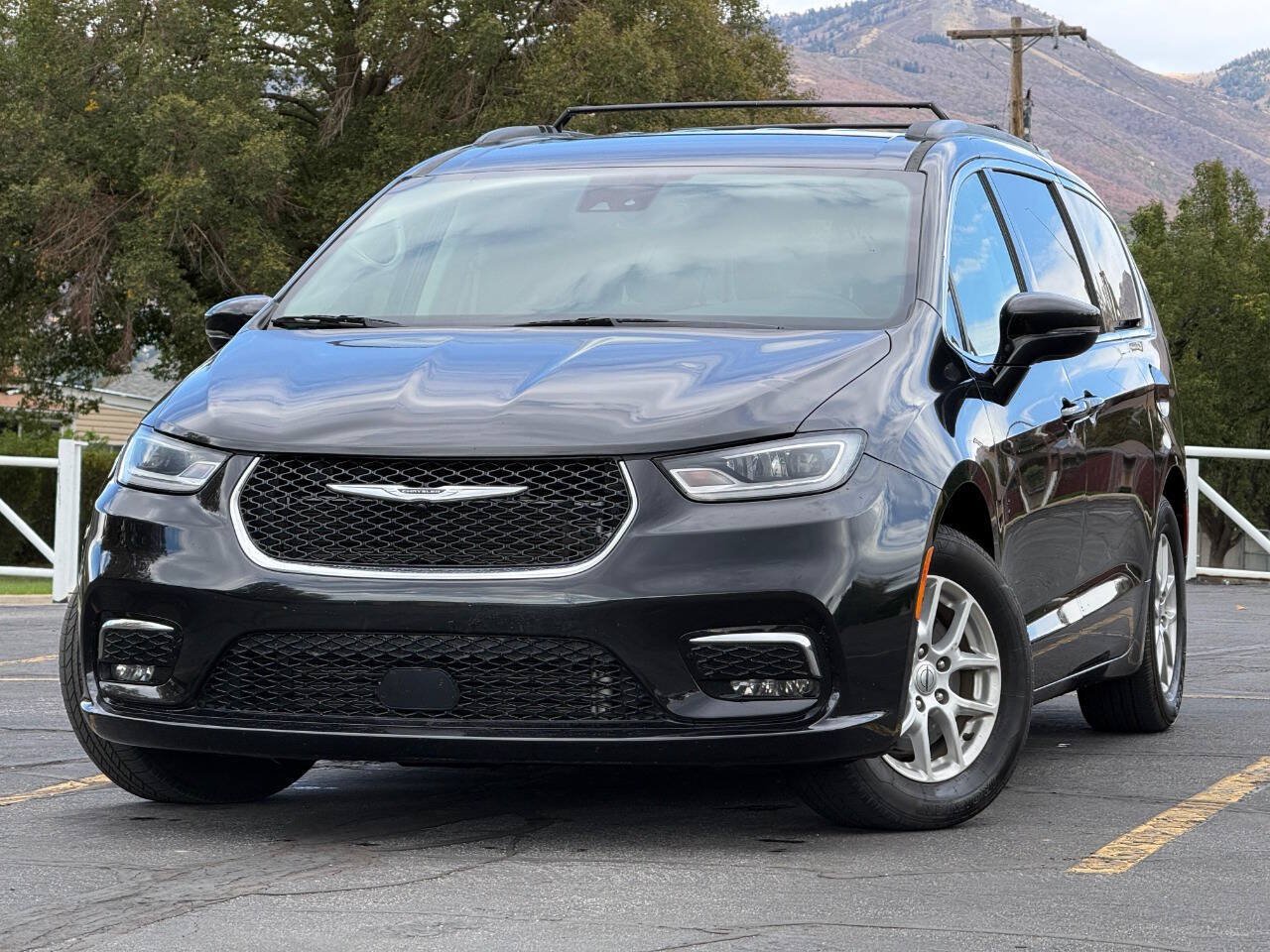 Used 2022 Chrysler Pacifica Touring-L FWD image 1