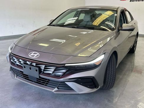 Used 2024 Hyundai Elantra Limited FWD image 7