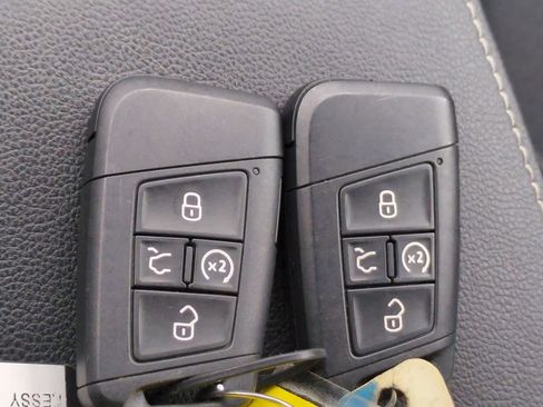 Used 2022 Volkswagen Tiguan SE image 32