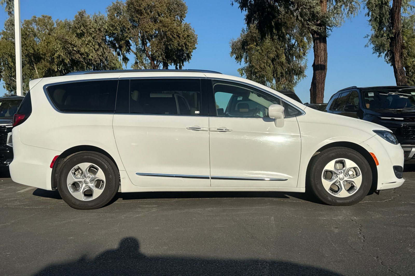 Used 2018 Chrysler Pacifica Touring-L FWD image 4