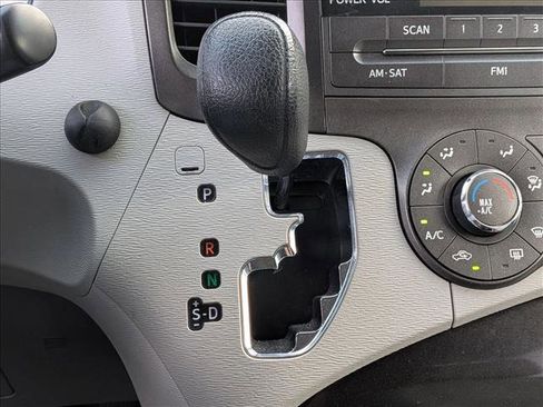 Used 2013 Toyota Sienna L image 11