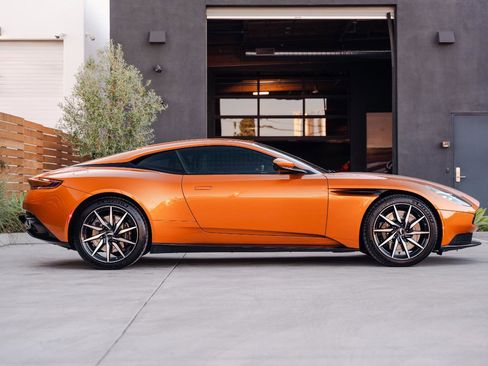 Used 2018 Aston Martin DB11 Coupe image 7