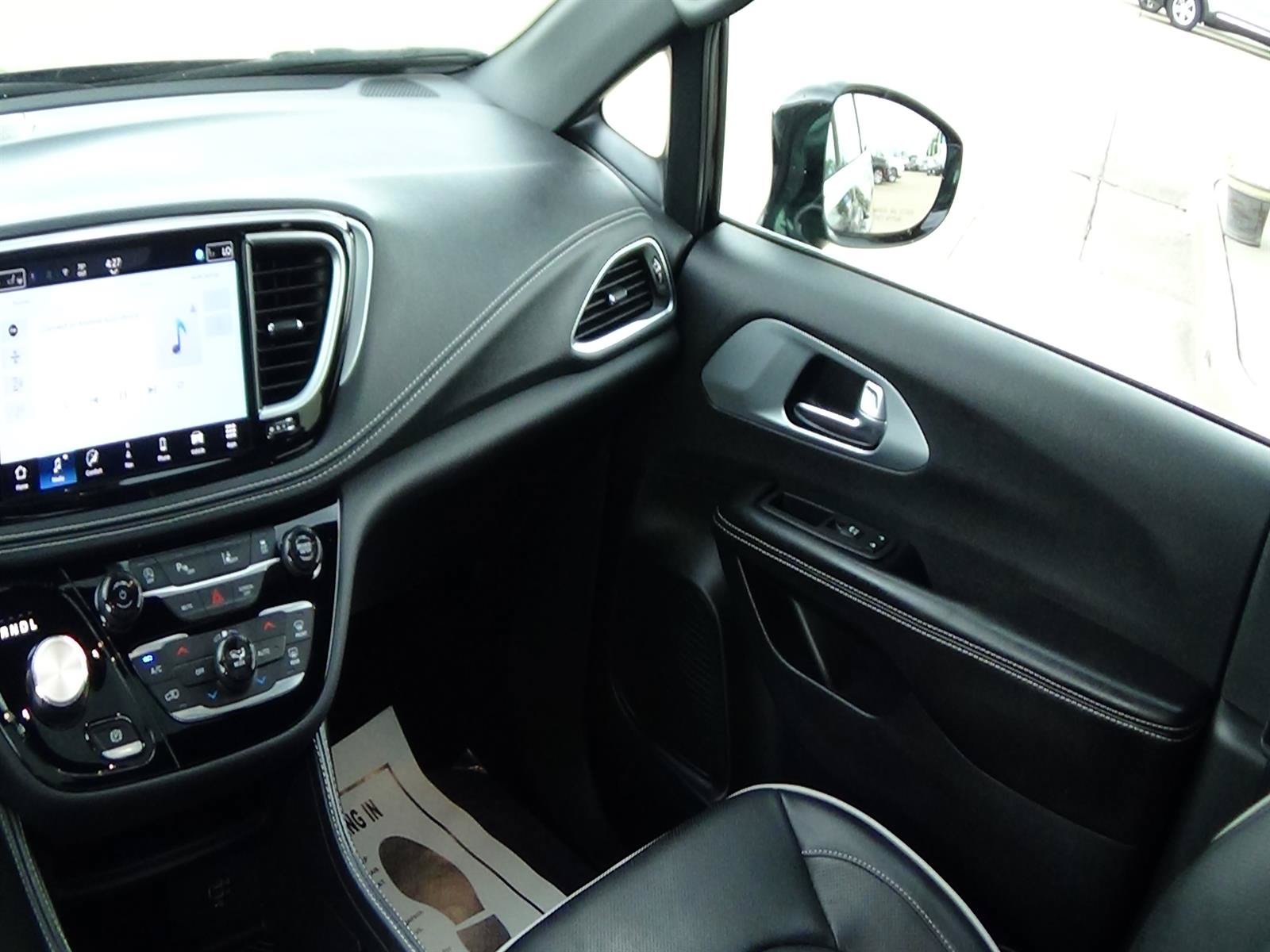 Used 2026 Chrysler Pacifica Limited FWD image 16