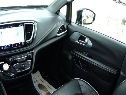 Used 2026 Chrysler Pacifica Limited FWD image 16