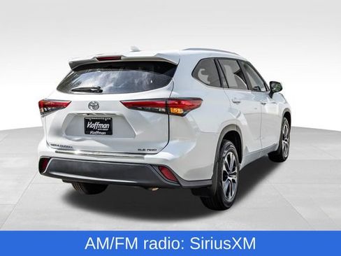 Used 2023 Toyota Highlander XLE AWD/4WD image 4