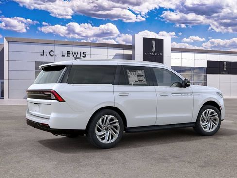 New 2027 Lincoln Navigator Premiere RWD image 6
