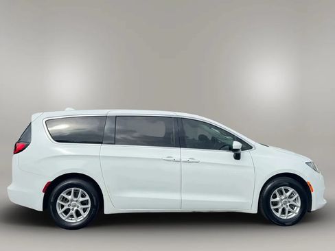 Used 2017 Chrysler Pacifica Touring FWD image 4
