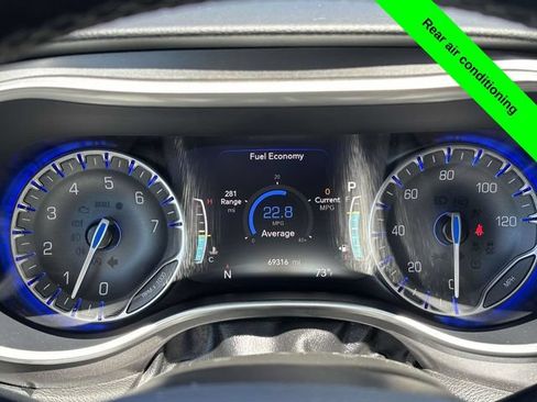 Used 2023 Chrysler Pacifica Touring-L FWD image 22
