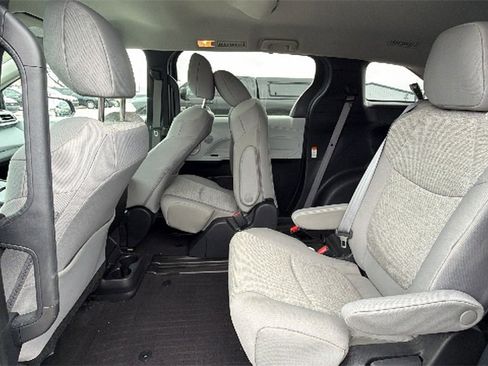 Used 2025 Toyota Sienna LE image 9