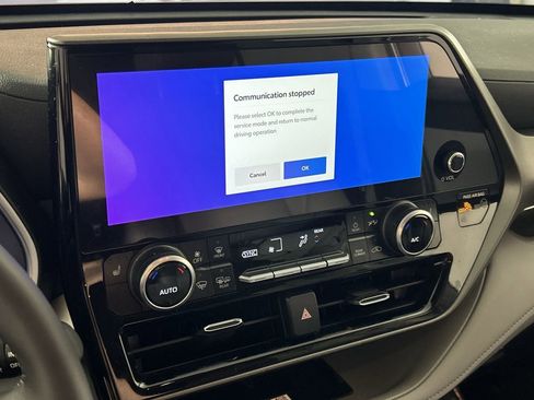 Used 2025 Toyota Highlander XLE FWD image 18