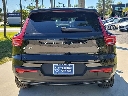 Used 2023 Volvo XC40 B5 Plus image 5