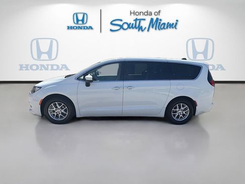 Used 2023 Chrysler Voyager LX FWD image 4