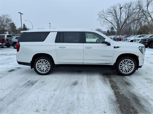 Used 2024 GMC Yukon XL SLT w/ SLT Premium Package image 2