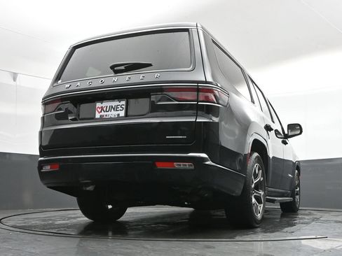 Used 2024 Jeep Wagoneer Series III AWD/4WD image 39