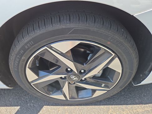 Used 2022 Hyundai Elantra SEL w/ Convenience + Premium Package FWD image 9