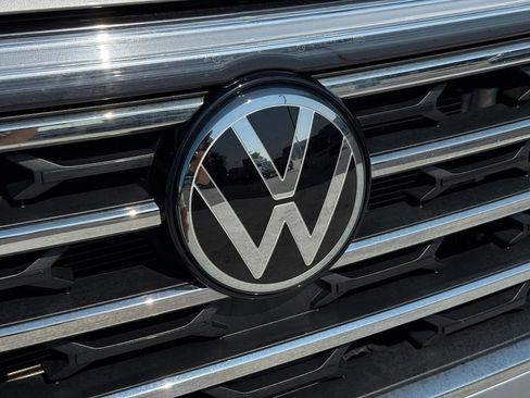 Used 2025 Volkswagen Atlas SE AWD/4WD image 8