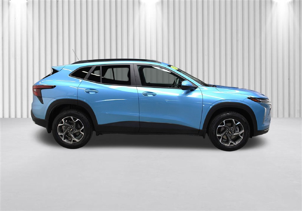Used 2025 Chevrolet Trax LT w/ LT Convenience Package FWD image 2