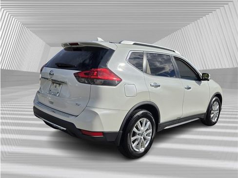Used 2017 Nissan Rogue SV w/ SV Premium Package image 7