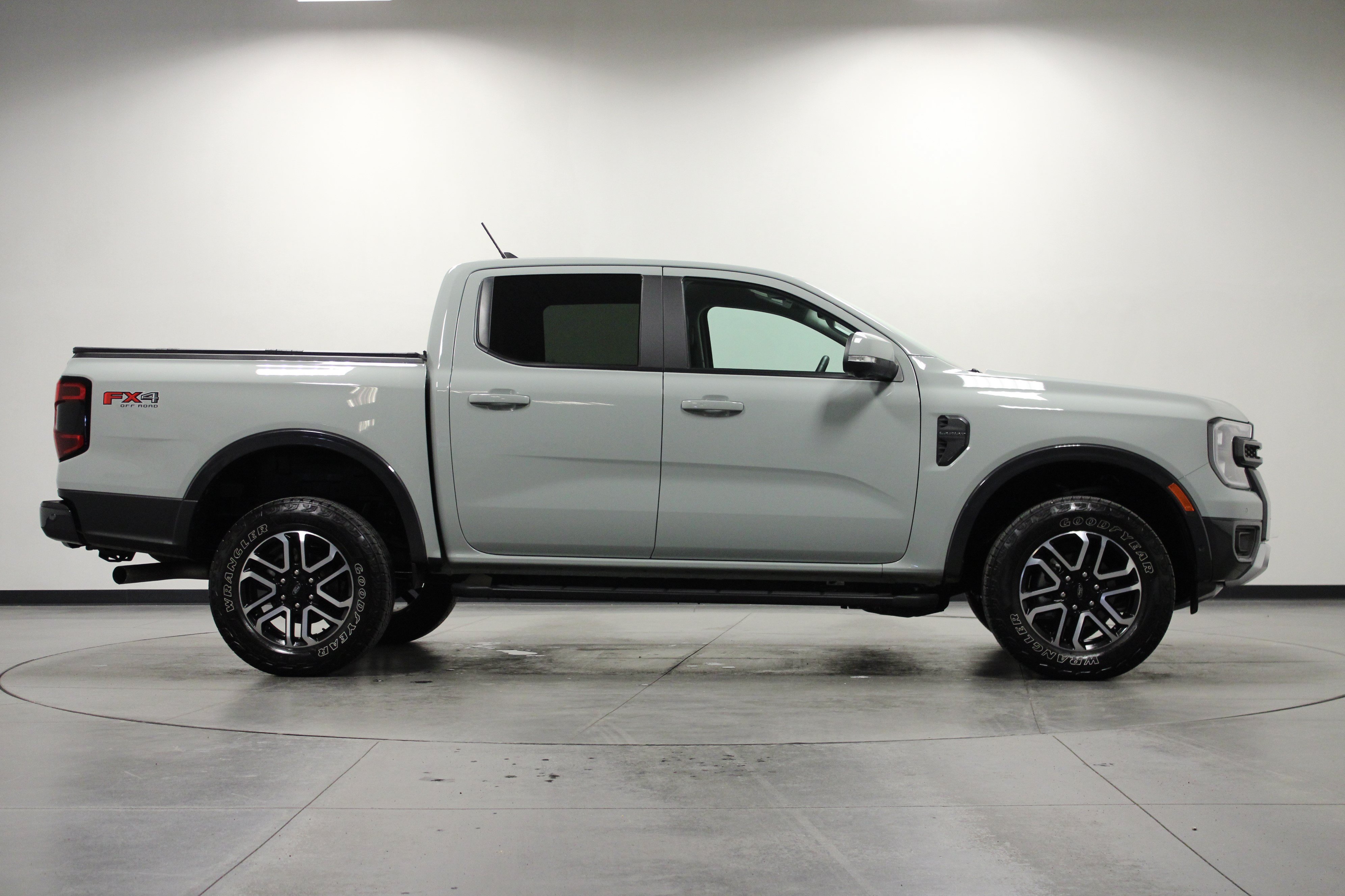 Used 2024 Ford Ranger Lariat w/ FX4 Off-Road Package AWD/4WD image 3