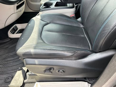 Used 2021 Chrysler Pacifica Touring-L w/ Premium & Safety Sphere Group FWD image 18