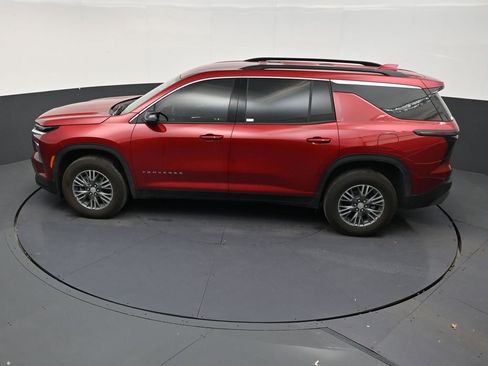 Used 2025 Chevrolet Traverse LT FWD image 13
