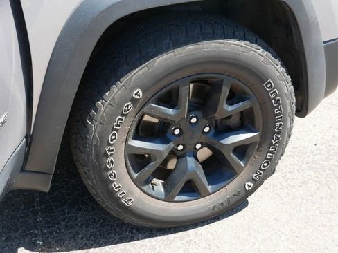 Used 2017 Jeep Cherokee Trailhawk w/ Comfort/Convenience Group AWD/4WD image 9